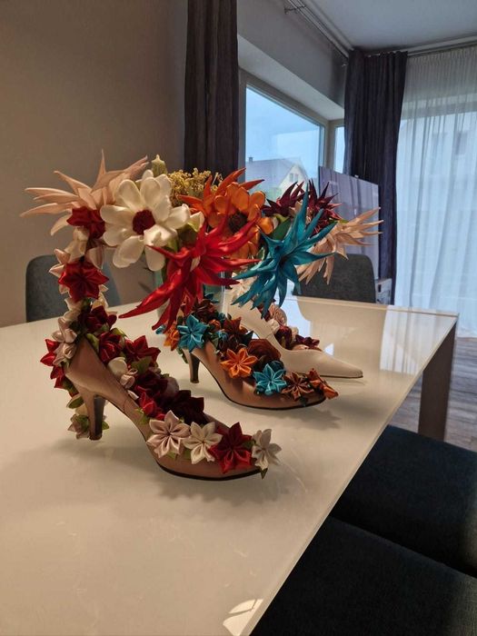 Aranjamente din flori de satin și sârmă plușată