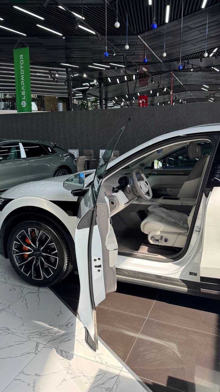Zeekr 7x full option 25/25 v nalichii oq bn qorasi