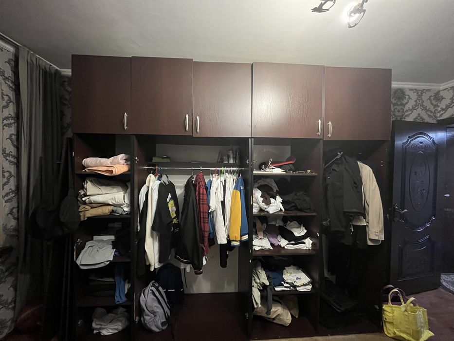 продам шкаф 2,5 м в длину, письменный стол и зеркало