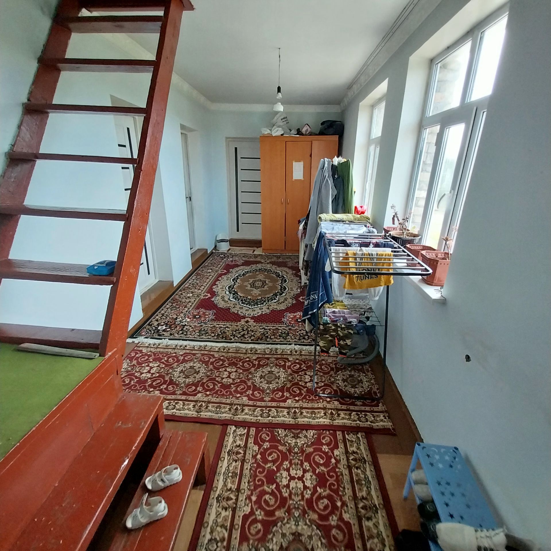 Продаётся дом Дача возле ангрен реки. Двухэтажная с удобствами.