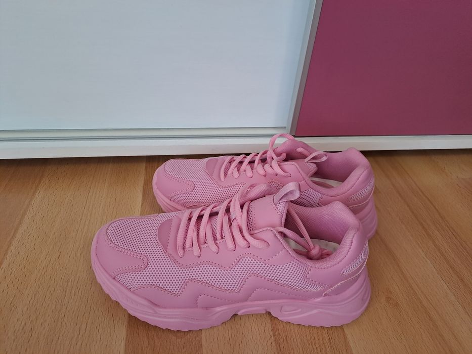 Vând diferite modele de papuci