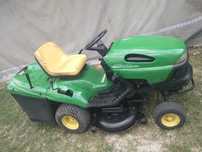 Tractoraș de tuns iarba John Deere