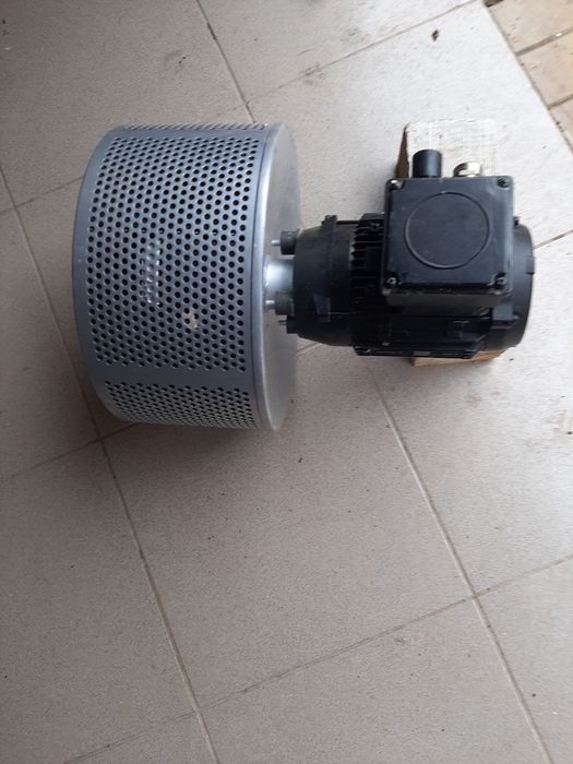 Vînd motor cu ventilator industrial nou relați la tel sau mesaj rog se
