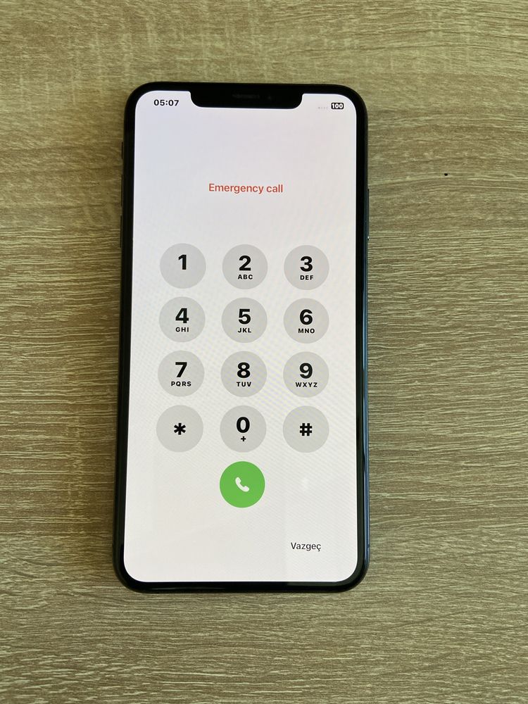 İphone XS Max.заключен към İcloud.