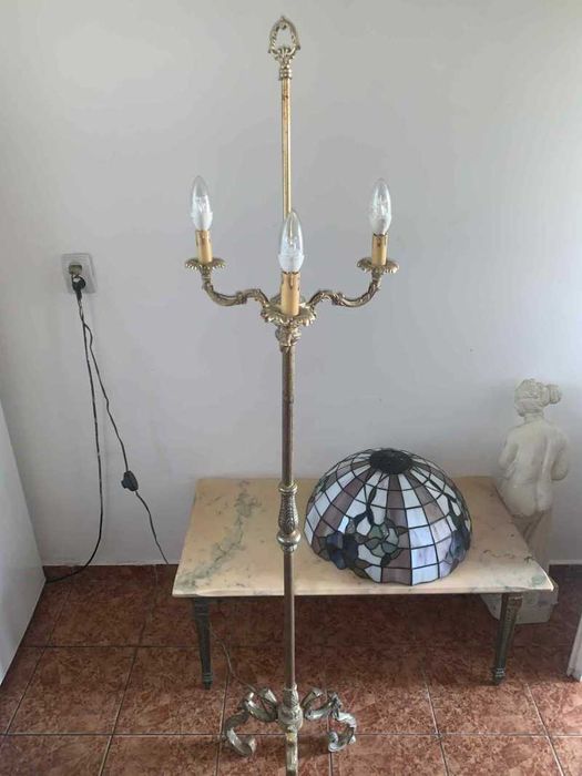 Veioza cu picior din bronz si abajur Tiffany