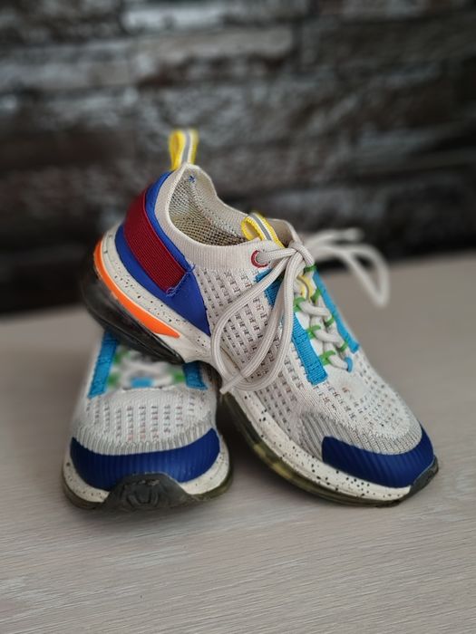 Adidas Predator 32 și Adidași Zara 31