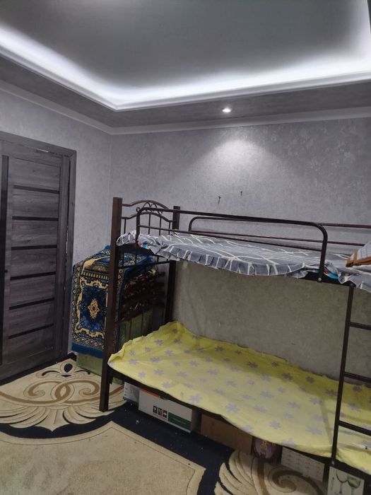 Продаётся 1 ком кв в чирчике 4 мкн 1 этаж не далеко от дороги