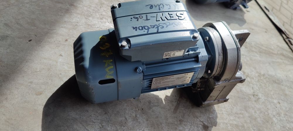 Motor electric trifazat cu reductor, 0.37kW, 30rpm