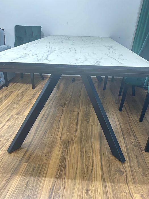 Vând masa extensibila cu 6 scaune
