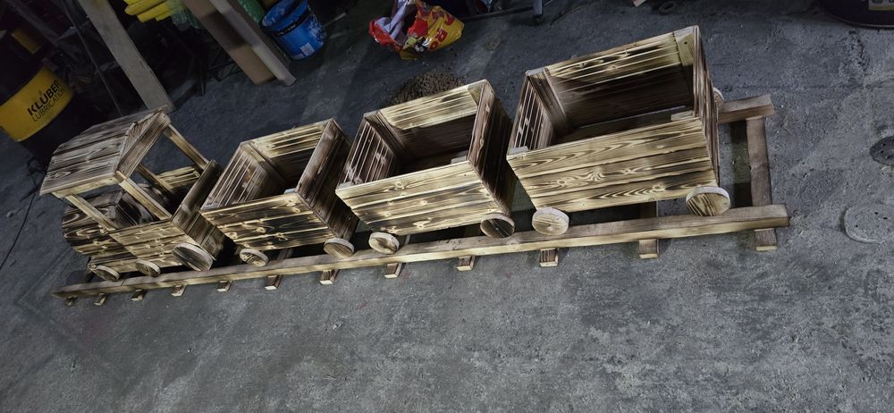 Trenulețul decorativ din lemn, lucrat manual, cu 3-5 vagoane la comand