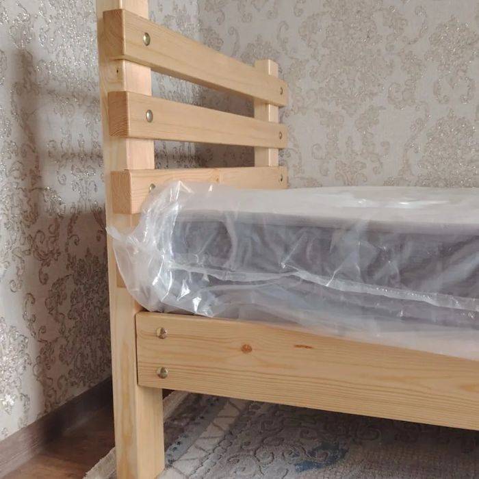 Кровать деревянная сделанно качественно размер 2 метра  на 80 см