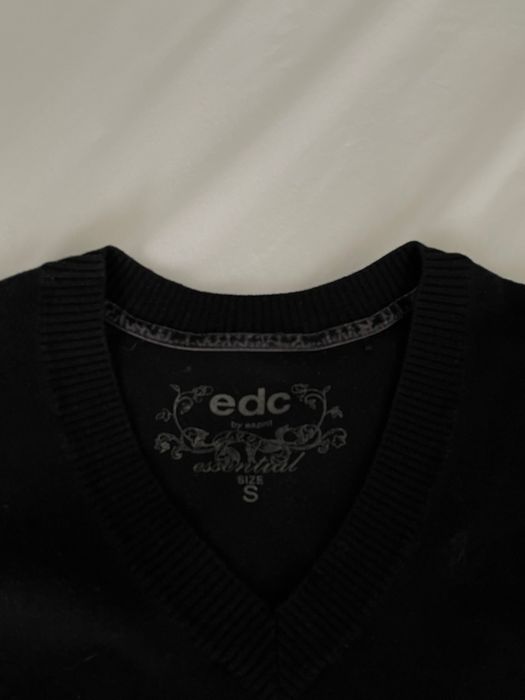 Bluza neagra cu decolteu V