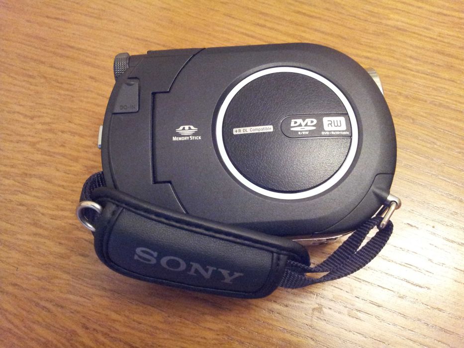 SONY camera video foto - DCR - DVD 310 E, inregis si pe mini DVD-+R/RW