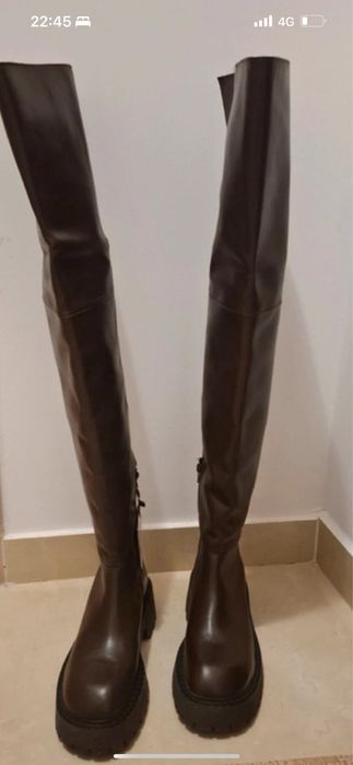 Cizme peste genunchi noi.