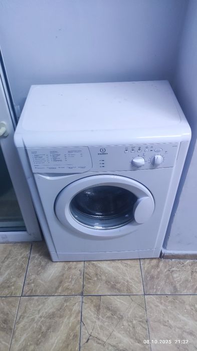 Продам стиральную машинку на запасные части ел работает