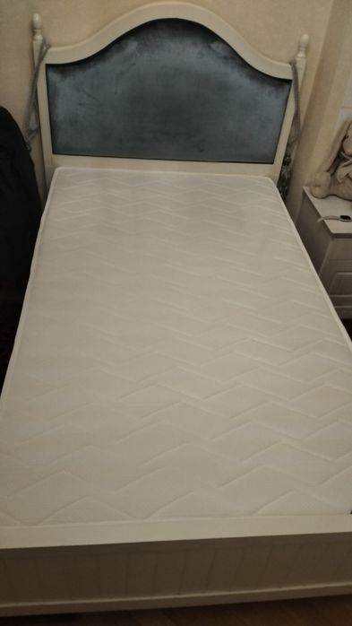 Кровать из натурального дерева в комплекте матрасс