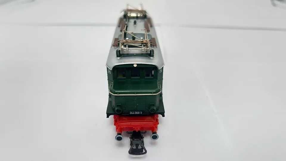 Locomotiva electrica BR244 marca Piko scara ho