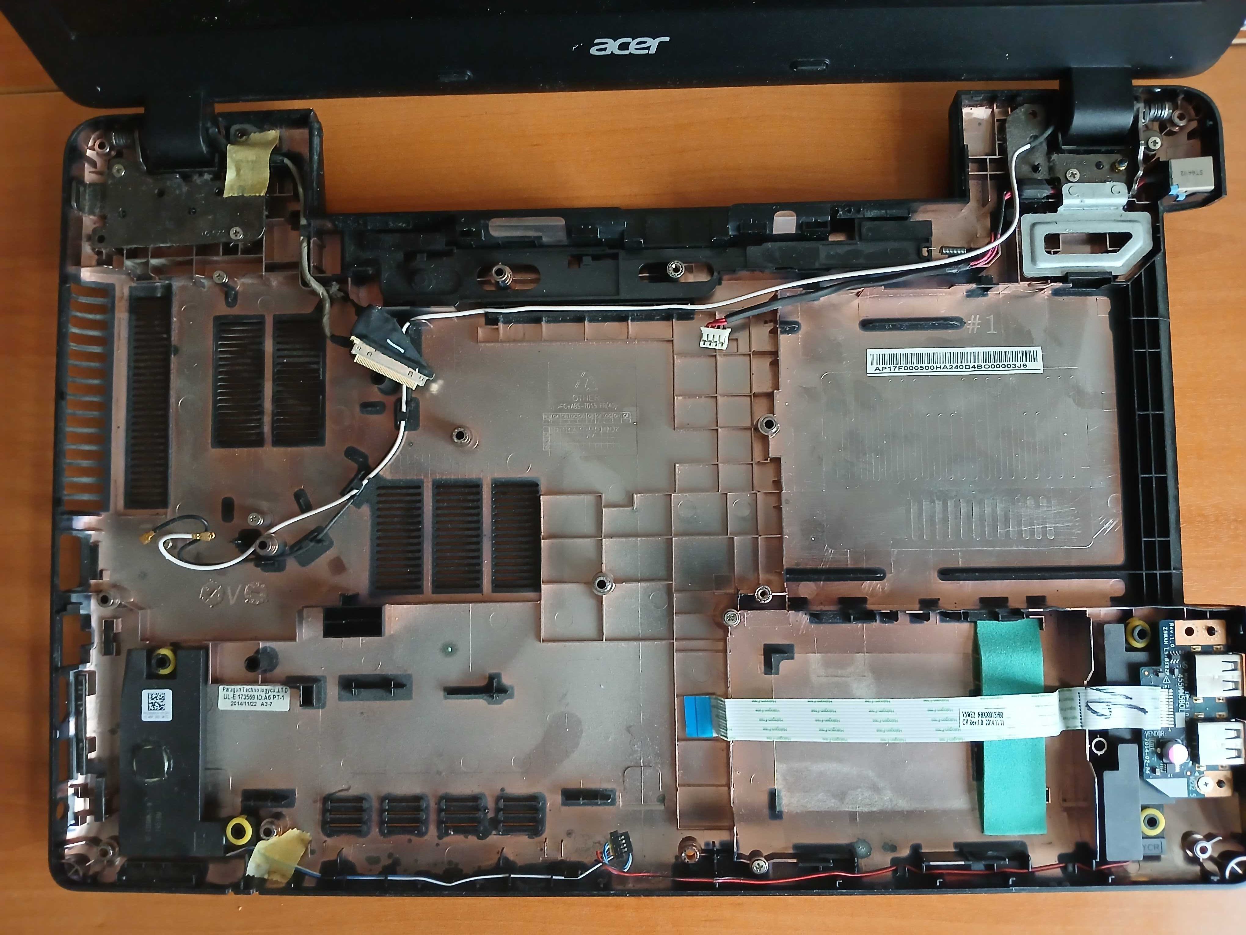 Acer E5- 572 на части, повредено дъно