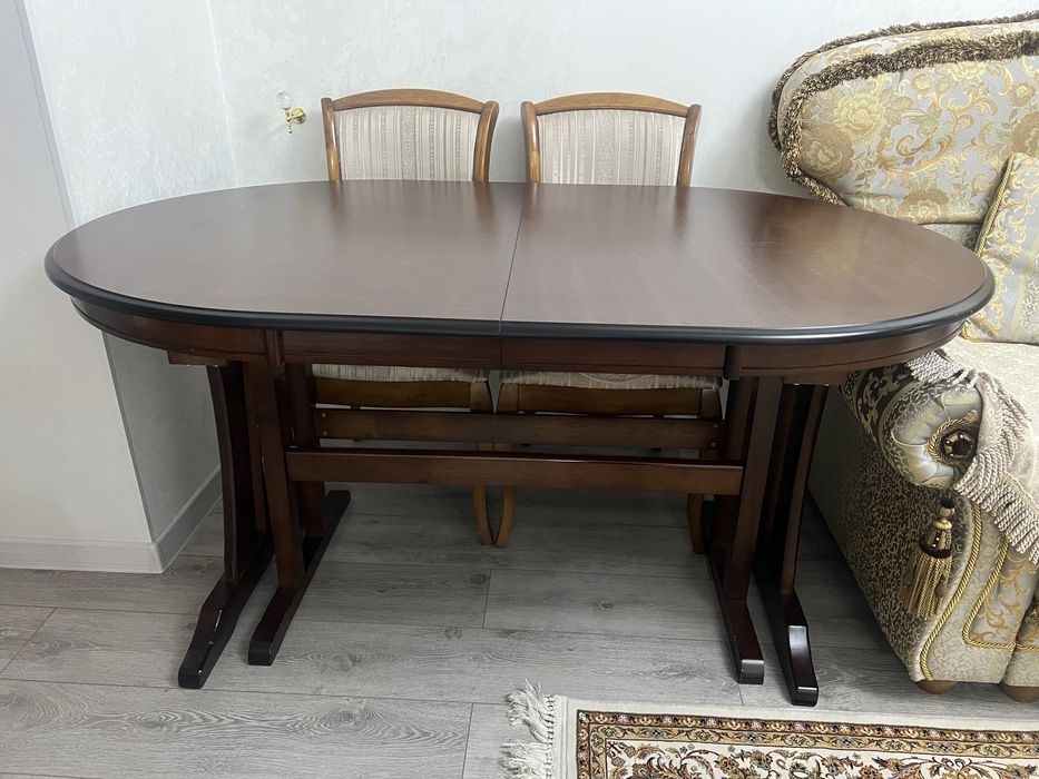 Стол и стулья в отличном состоянии