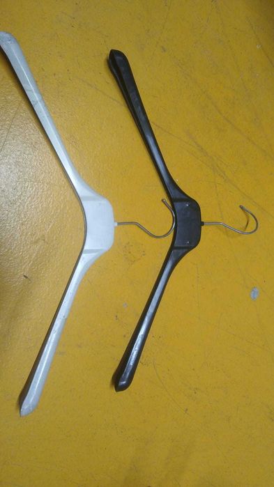 Umerase de plastic haine si metal/plastic pentru fuste/pantaloni
