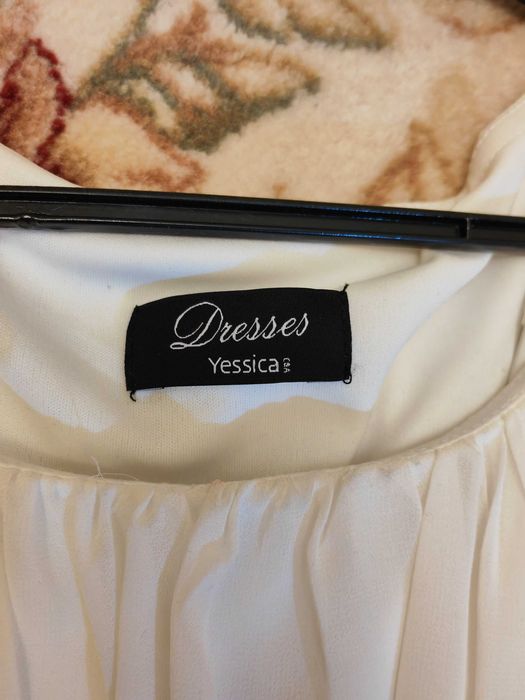 Vand rochie alb si negru