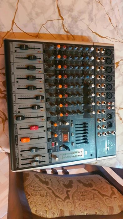 Vând mixer behringer