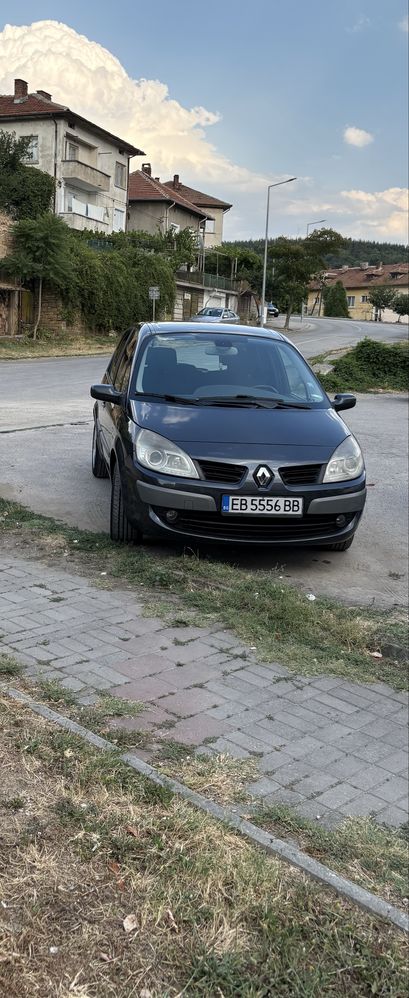 Лек автомобил “Рено Сценик”.