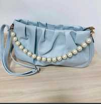 Чанта в нежно бебешко синьо с перли