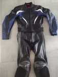 Vand costum moto de asfalt