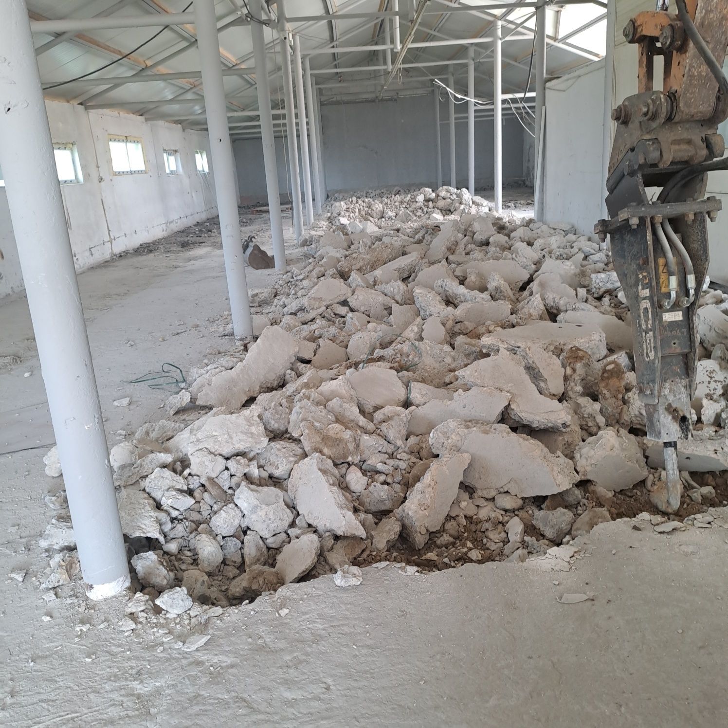 Inchiriez miniexcavator/execut lucrari/ demolări
