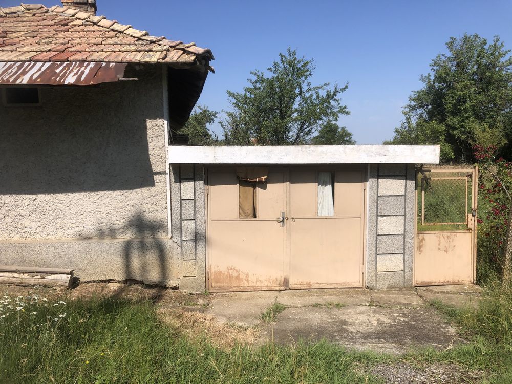 Къща с двор и градина