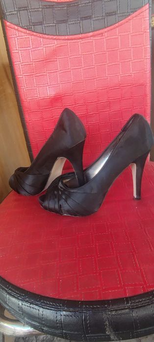 Vând urgent  sandale purtate doar  câteva ore plus altele