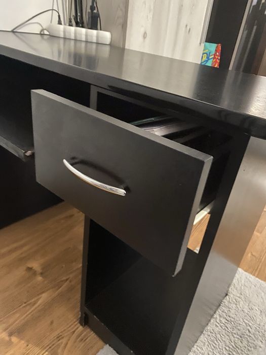 Vand birou negru in stare buna