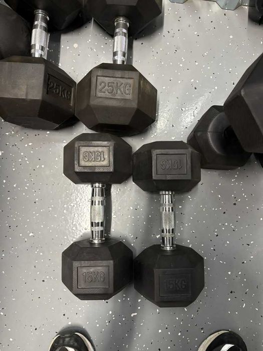 Gantere Hexagonale 15kg, 17kg, 25kg și kettlebell de 16kg.