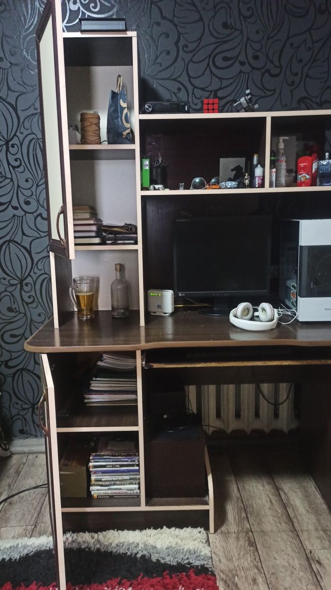 Компьютерный стол со встроенным шкафами