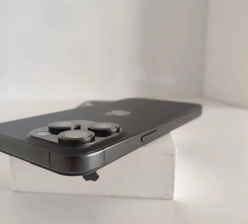 iPhone 15 Pro 128 GB - Black Titanium фабрично отключен