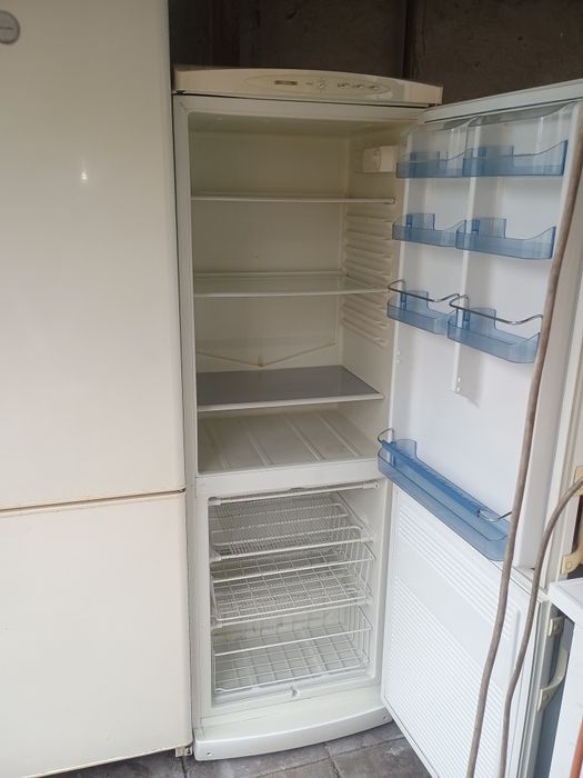 Frigider tip combină frigorifică înaltă beko AT440/380