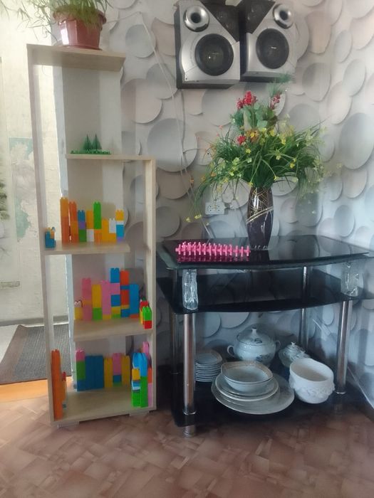 Продам стеклянный столик и шкаф