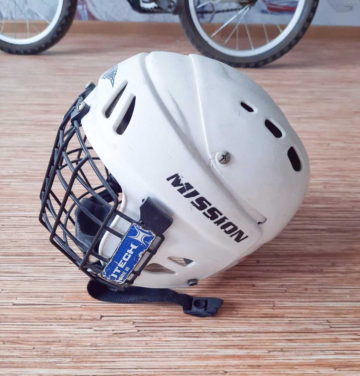 шлем хоккейный MISSION