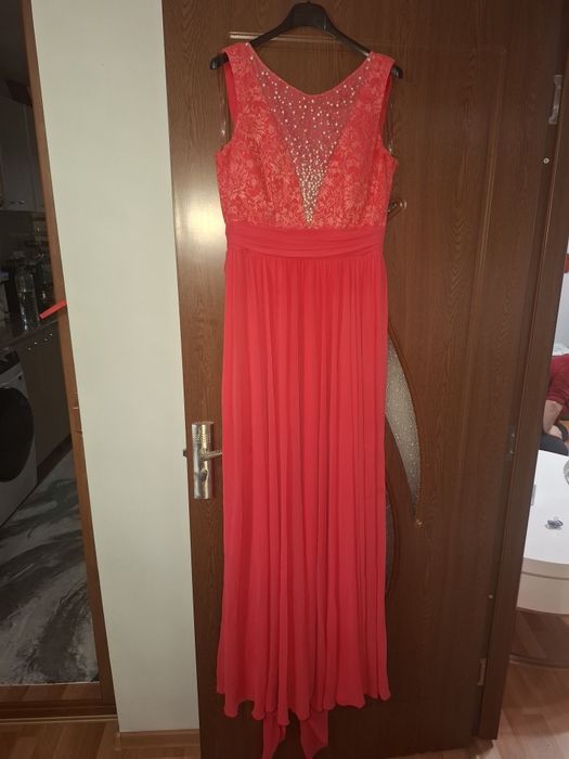 Rochie de seara cu un croi deosebit