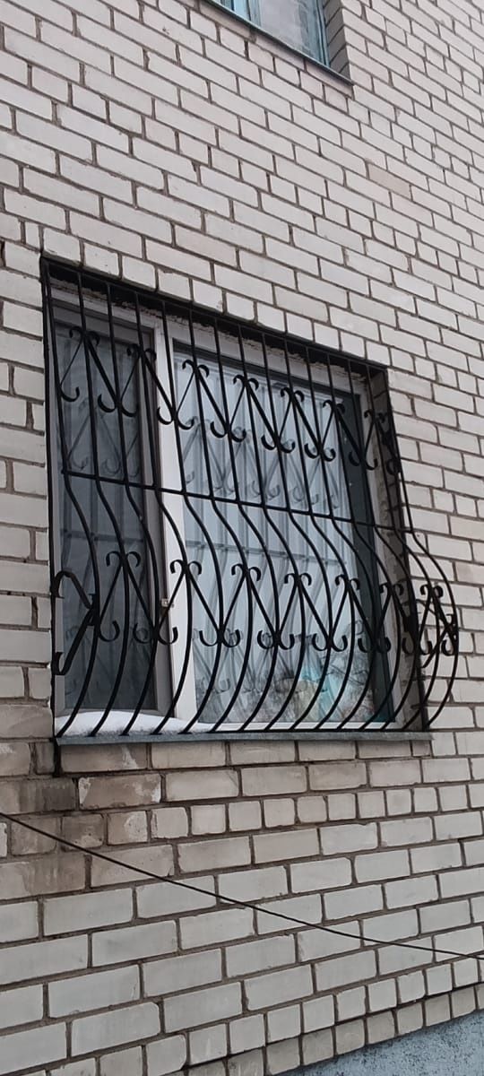 Продам решетку оконную 1шт