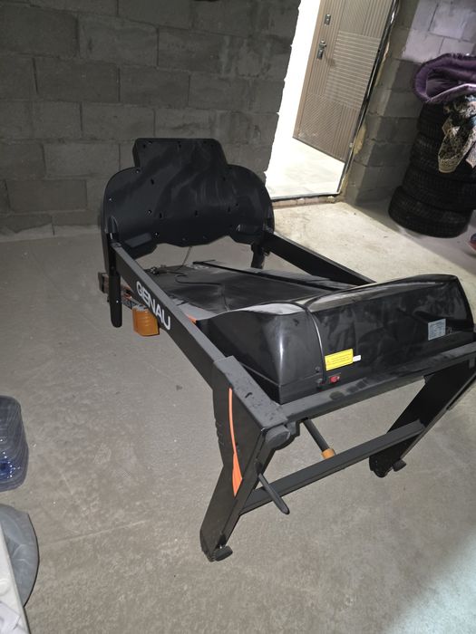 Продам беговую дорожку GENAU