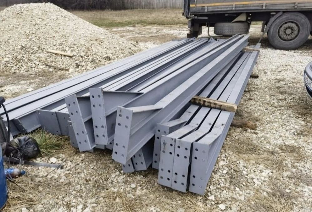 Vand hala metalica 10x15x4 
4 ferme si 8 stalpi la 2.200euro