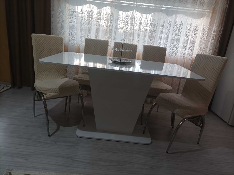 Продавам трапезна маса с 5 стола
