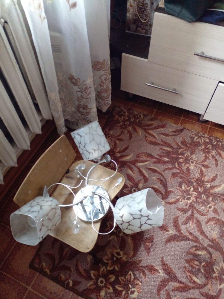 Продам люстру белая