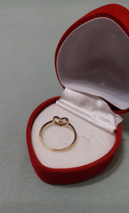 Нов златен пръстен с естествен диамант