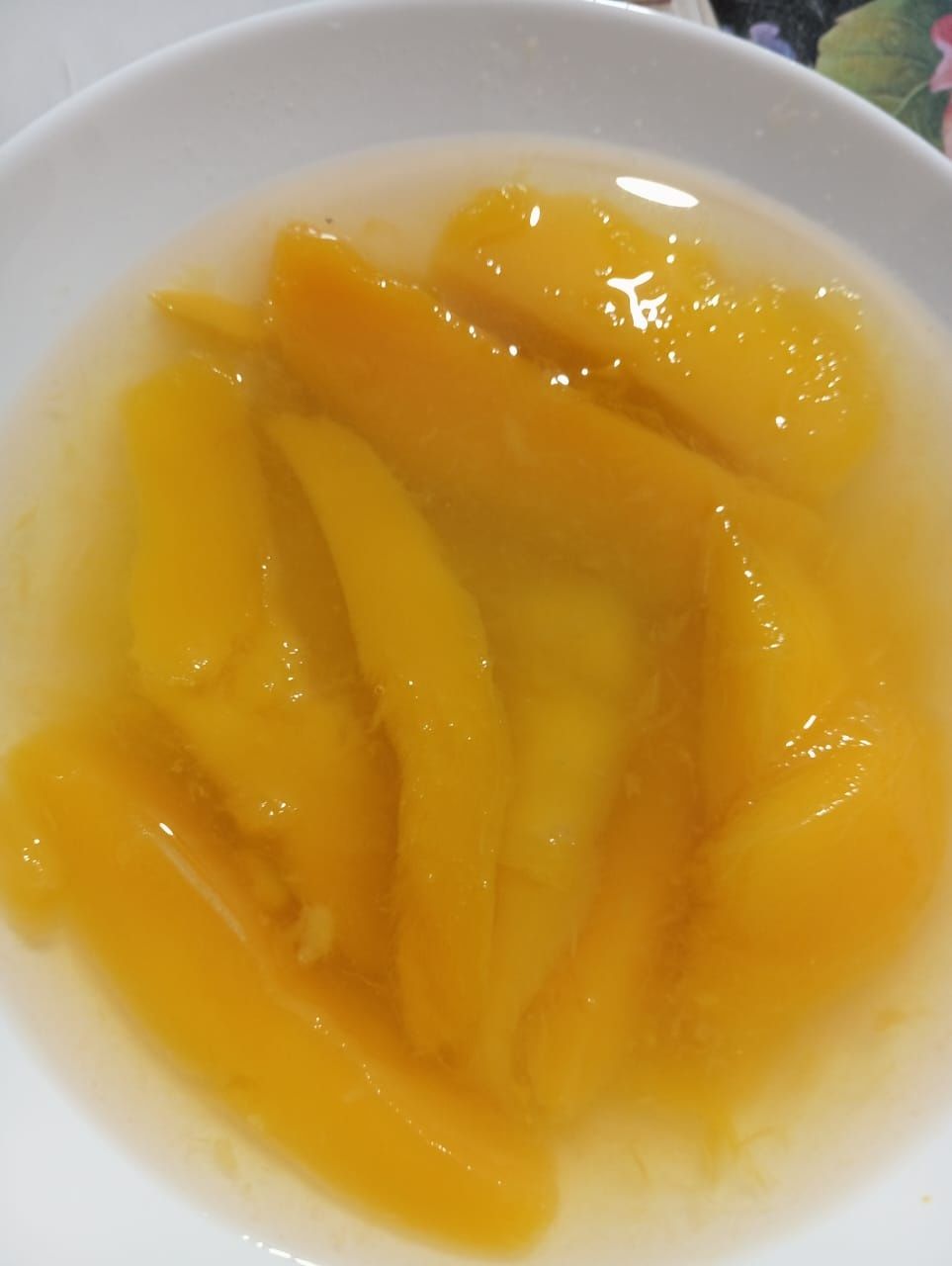 Консервированные дольки манго в сиропе.