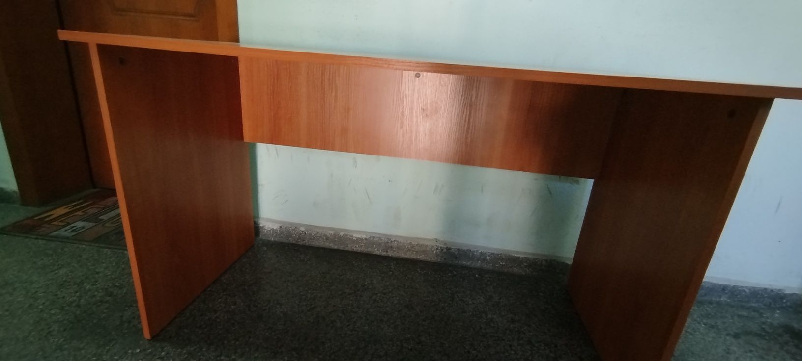 Кафяво дървено бюро