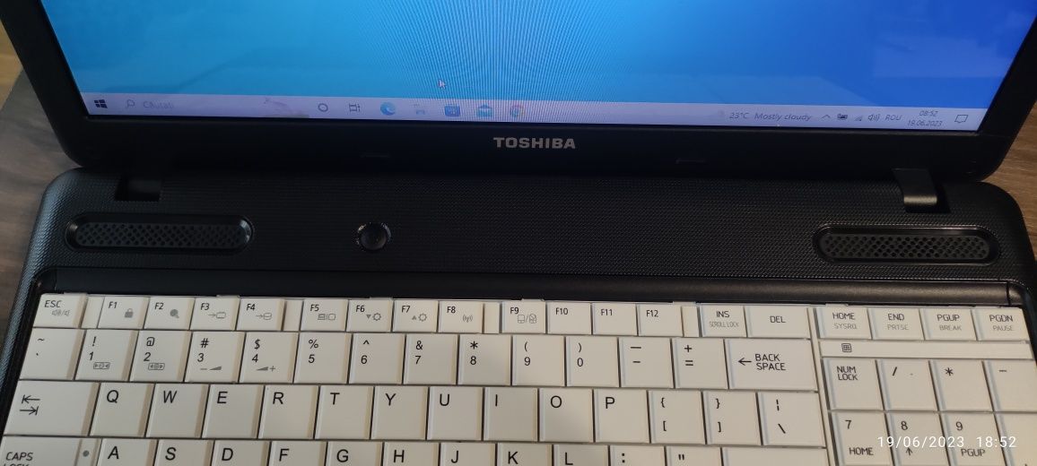 Vând laptop toshiba satellite c660-ic7