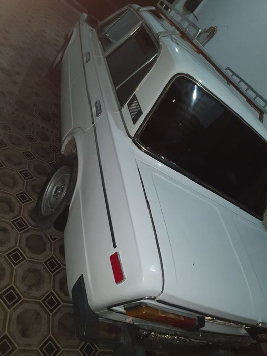 Машина жигули,  бежевая